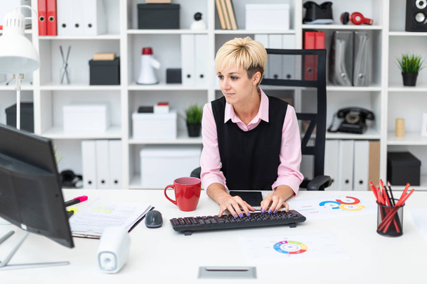 Kobieta pracuje w biurze przy komputerze z komputera typu tablet - Zdjęcie, obraz