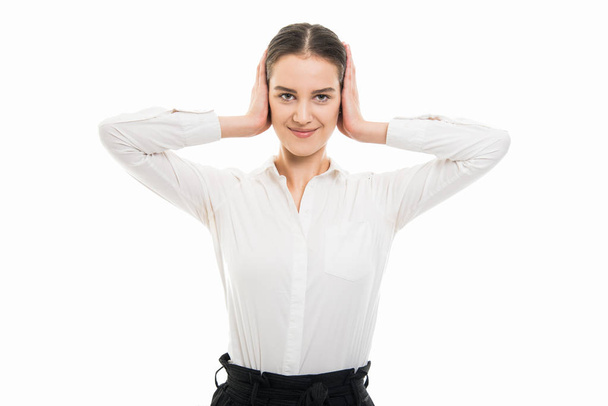 Πορτρέτο γυναίκας αρκετά τη νέα επιχείρηση που καλύπτουν αυτιά σαν κουφός χειρονομία που απομονώνονται σε λευκό φόντο με αντίγραφο χώρος διαφήμισης - Φωτογραφία, εικόνα