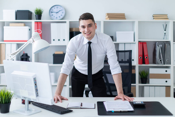  mladý podnikatel stojí v kanceláři  - Fotografie, Obrázek