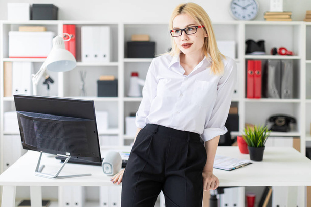молодая предпринимательница, стоящая в офисе  - Фото, изображение