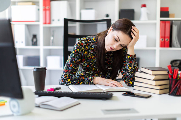 financiador cansado analisando documentos enquanto sentado no local de trabalho em escritório brilhante
  - Foto, Imagem