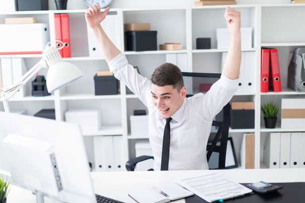 mladý šťastný podnikatel pracuje v kanceláři - Fotografie, Obrázek