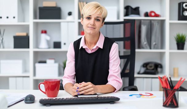 Porträt einer schönen Geschäftsfrau im Büro mit Kaffeetasse - Foto, Bild