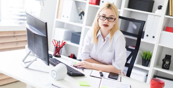 Портрет молодої бізнес-леді в офісі за столом
 - Фото, зображення