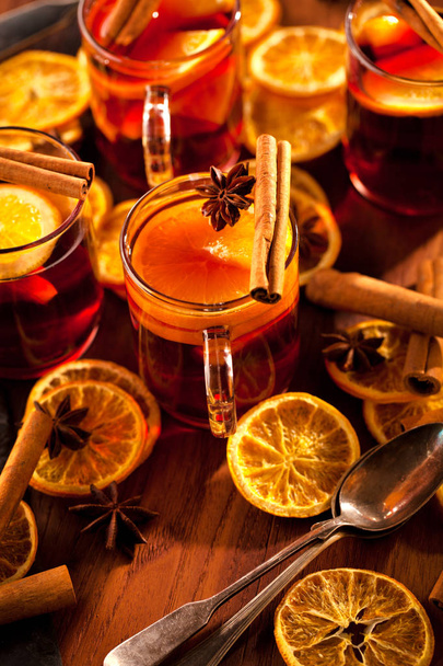 Glintwine with citrus and cranberry. Christmas and winter warming beverage on wooden background - Foto, imagen