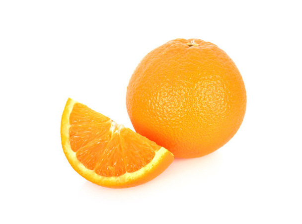 koko ja leikkaa tuoretta Navel oranssi valkoisella taustalla
 - Valokuva, kuva