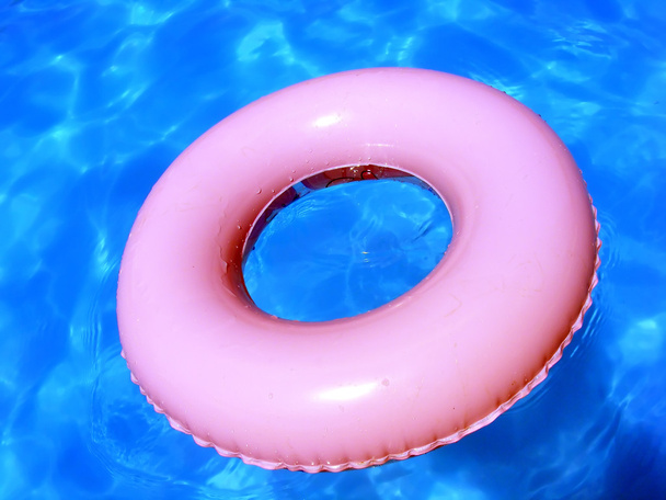 Nadar doce anel na piscina azul
 - Foto, Imagem