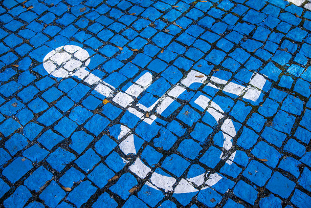 сині розфарбовані бруківки, паркінг для інвалідів
 - Фото, зображення