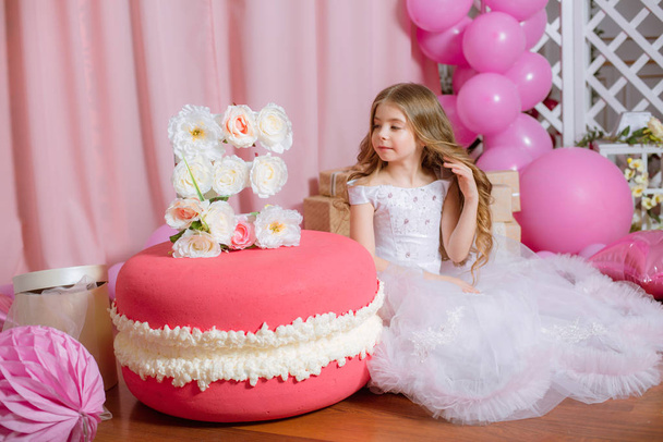 Little girl with blond long hair celebrate Happy Birthday Party with rose decor and  balloons  - Zdjęcie, obraz
