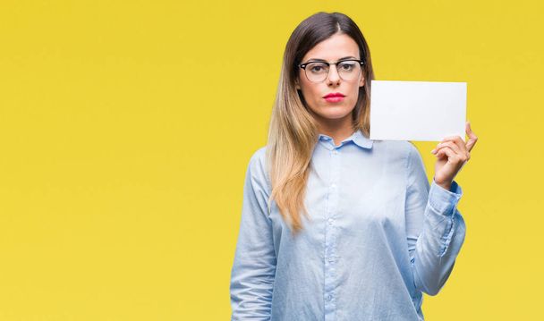 Jonge mooie zakenvrouw met lege kaart over geïsoleerde achtergrond met een vertrouwen uitdrukking op slimme gezicht ernstige denken - Foto, afbeelding