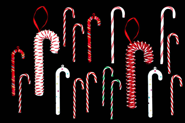 Candy cane Kerstcollecte op zwarte achtergrond. Bovenaanzicht. Kerstkaart voor de feestdagen.  - Foto, afbeelding