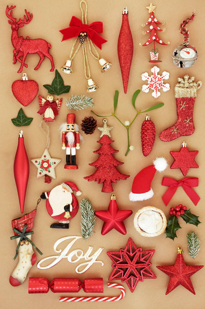 Christmas joy teken met retro bauble boom versieringen en ornamenten met winter flora en traditionele symbolen van de achtergrond van de feestelijke seizoen. Bovenaanzicht.  - Foto, afbeelding