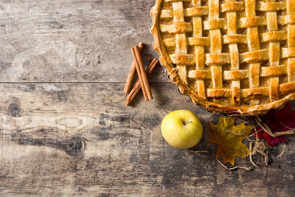 Domácí tradiční jablečný koláč na dřevěný stůl. Pohled shora. Copyspace - Fotografie, Obrázek