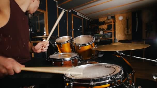 Bubeník vášnivě hraje hudbu na mokré bicí ve studiu - Záběry, video