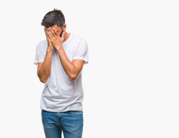 Homem hispânico adulto sobre fundo isolado com expressão triste cobrindo rosto com as mãos enquanto chora. Conceito de depressão
. - Foto, Imagem