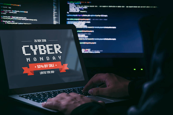 Hombre usando el ordenador portátil con Cyber Monday promoción venta en pantalla
 - Foto, imagen