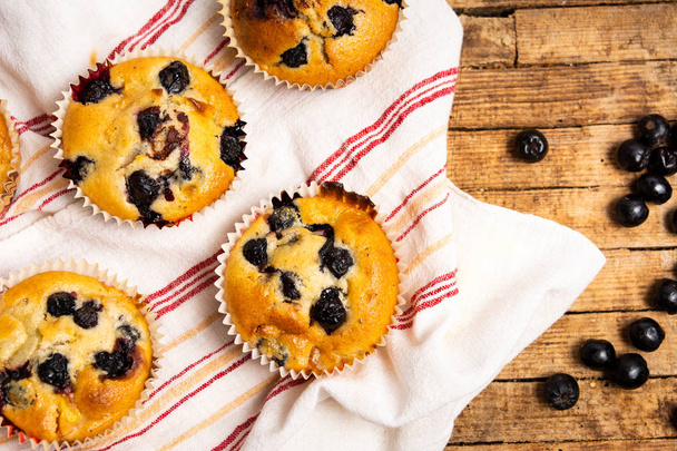 Muffin fatti in casa con frutti di bosco su un tavolo
 - Foto, immagini