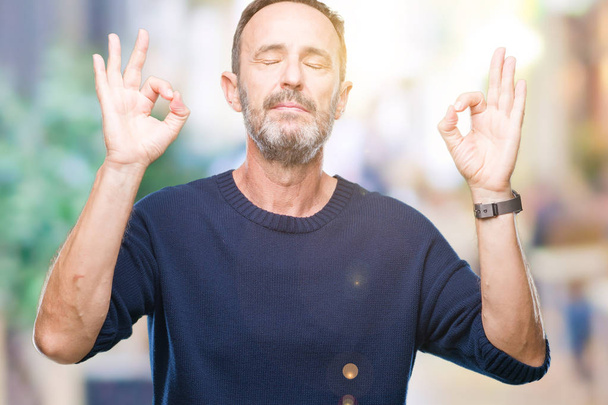 Hoary senior man van middelbare leeftijd op geïsoleerde achtergrond ontspannen en lachend met ogen gesloten doen meditatie gebaar met vingers. Yoga concept. - Foto, afbeelding