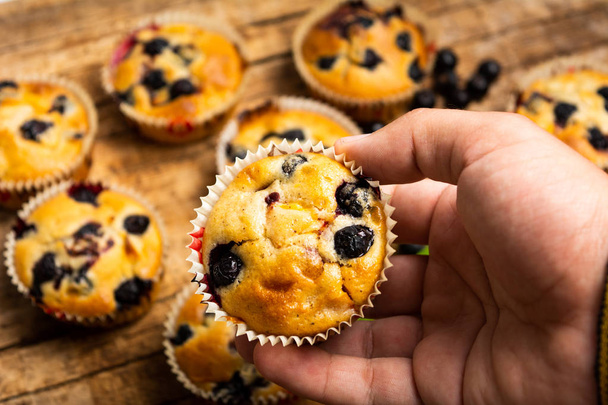 Muffins berry meyve ilk kişi ile tutan el - Fotoğraf, Görsel