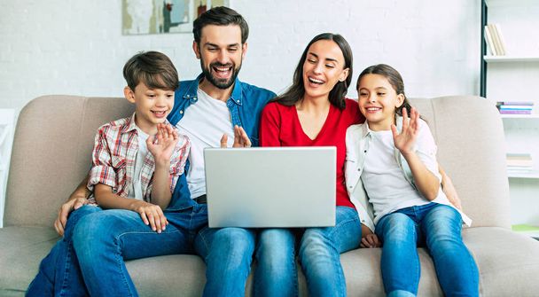 junge Familie nutzt Laptop und verbringt Zeit zu Hause - Foto, Bild