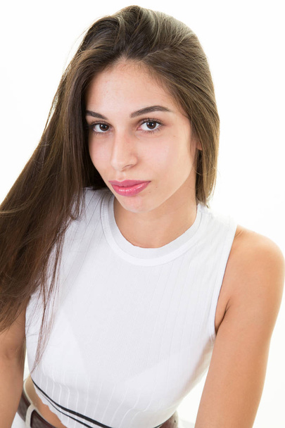 Retrato de bela menina adolescente com cabelos longos isolados em branco
 - Foto, Imagem