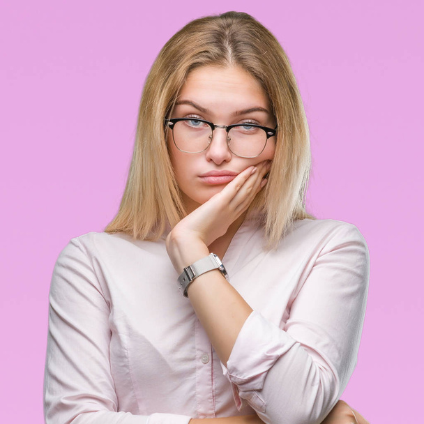 Young caucasian business woman wearing glasses over isolated background thinking looking tired and bored with depression problems with crossed arms. - Foto, Imagen
