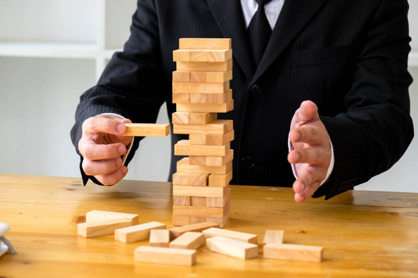 Üzletemberek szedés dominoe blokkok, hogy töltse ki a hiányzó dominó. Növekvő üzleti koncepció. - Fotó, kép