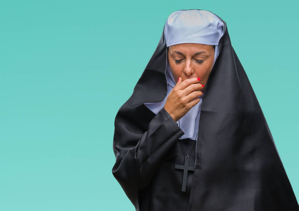 Orta yaş üst düzey Hıristiyan Katolik Rahibe kadın hasta ve soğuk veya bronşit için semptom olarak öksürük duygu izole arka plan yüzünden. Sağlık kavramı. - Fotoğraf, Görsel