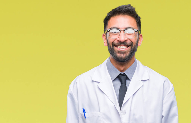 Volwassen hispanic wetenschapper of Arts man dragen witte vacht over geïsoleerde achtergrond met een gelukkig en cool glimlach op het gezicht. Gelukkig persoon. - Foto, afbeelding