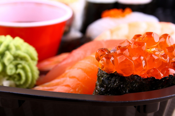 A hangsúly a lazac kaviár ikura sushi menü - Fotó, kép