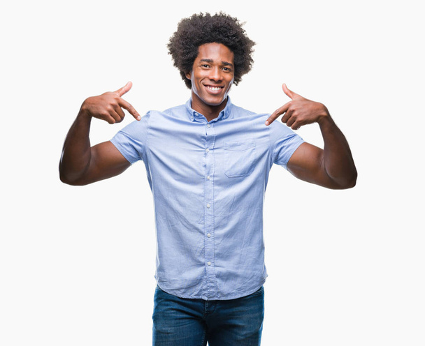 Afro-Amerikaanse man over geïsoleerde achtergrond op zoek vertrouwen met glimlach op het gezicht, wijzen zichzelf met de vingers trots en blij. - Foto, afbeelding