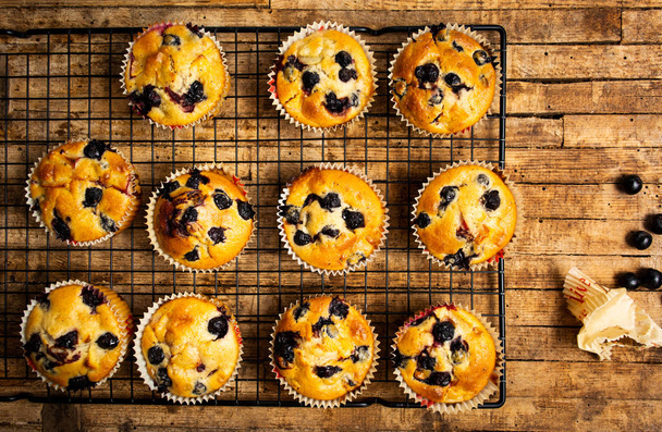 Muffinit marja hedelmiä pöydällä ylhäältä näkymä
 - Valokuva, kuva