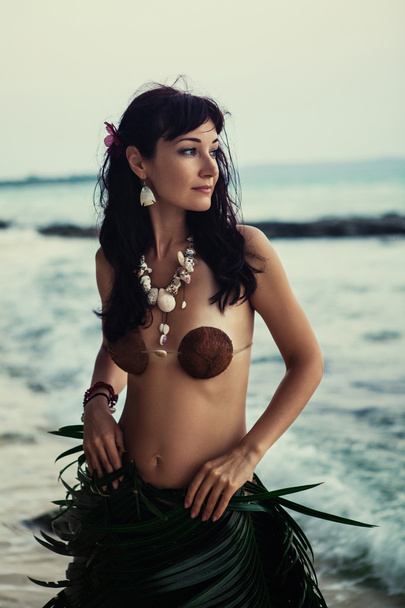 Femme indigène dans la jupe de palme, collier coquillages et noix de coco
 - Photo, image