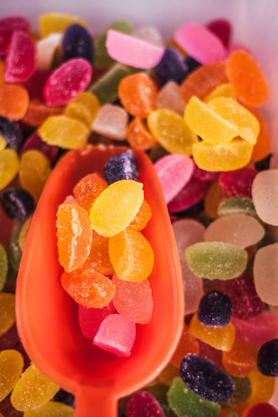 Сладкие сахарные конфеты на столе уличного магазина, выборочный подход с низкой глубиной поля
 - Фото, изображение