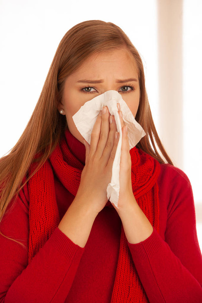 woman sneezes holding a handkerchief nasal . - Foto, imagen