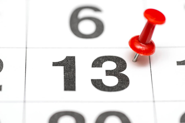 PIN a napon 13-as szám. A huszonkettedik napja a hónap jelölt egy piros rajzszeg. PIN a naptár - Fotó, kép