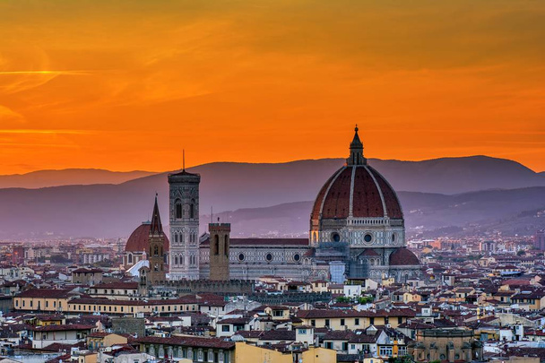Домський собор Санта-Марія-дель-Фьоре на заході сонця у Флоренції, Тоскана, Італія - Фото, зображення