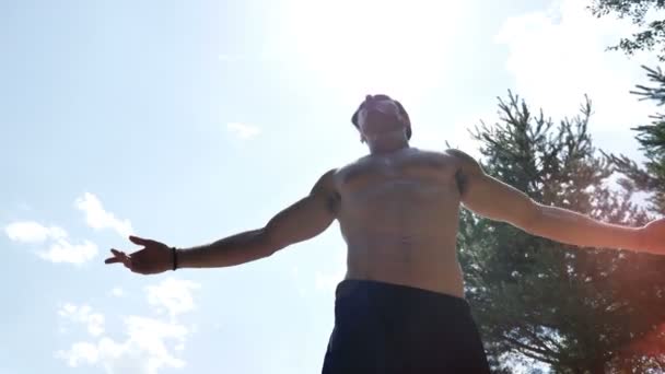 Muscular young man on the beach enjoying freedom - Materiaali, video