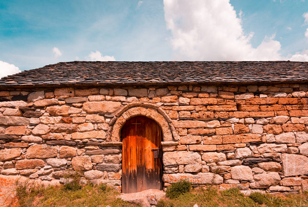 Staré románské dřevěné dveře Sant Quirc de Taull, Katalánsko, Španělsko. Katalánština románské kostely v Vall de Boi jsou deklarovány Unesco světového dědictví webu Ref 988. Filtry efekt šedozelená a oranžové. - Fotografie, Obrázek
