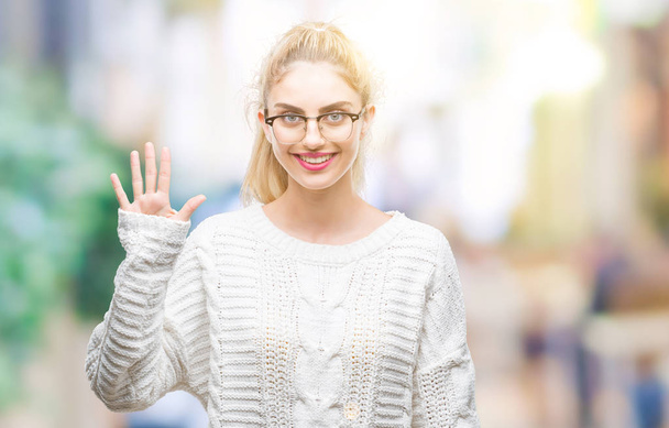 Mladá krásná blondýnka nosíš brýle izolované pozadí zobrazení a ukázal prsty číslo pět, zatímco s úsměvem a spokojené. - Fotografie, Obrázek