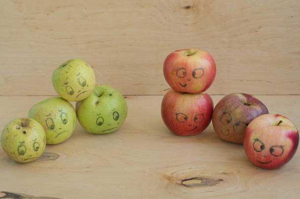 szczęśliwy jabłkami, smutny jabłka z azotanami, koncepcja gmo - Zdjęcie, obraz