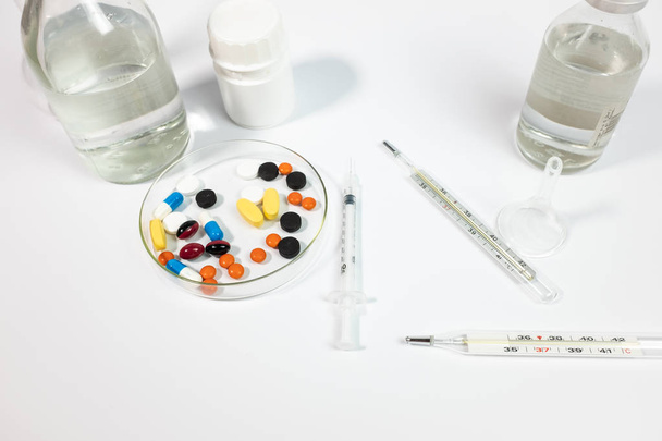 Médicaments variétaux et seringue, isolés sur fond blanc
  - Photo, image