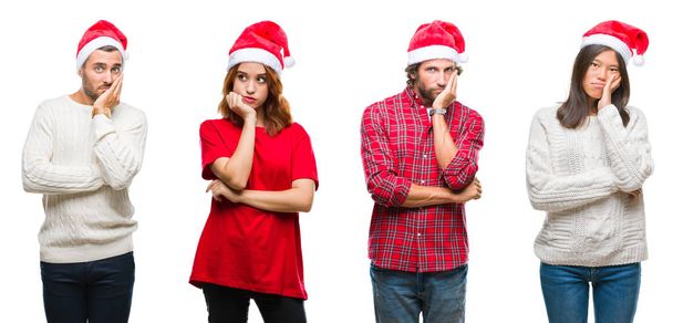 Колаж групи людей в різдвяному капелюсі над ізольованим фоном мислення виглядає втомленим і нудним від проблем депресії з схрещеними руками
. - Фото, зображення