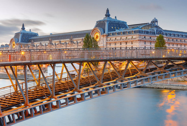 París. Puente de Leopoldo Sedar Senghor
. - Foto, imagen