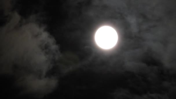 Księżyc w pochmurne niebo. 4k wideo z bliska - Materiał filmowy, wideo