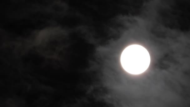 Luna en cielo nocturno nublado. Primer plano 4k video
 - Metraje, vídeo