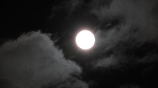Luna en cielo nocturno nublado. Primer plano 4k video
 - Imágenes, Vídeo