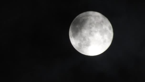 Luna en cielo nocturno nublado. Primer plano 4k video
 - Imágenes, Vídeo