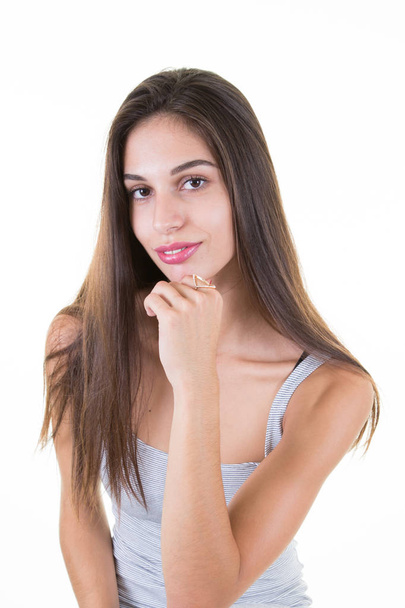 fiatal nő pózol stúdió szépség hosszú barna hajjal - Fotó, kép