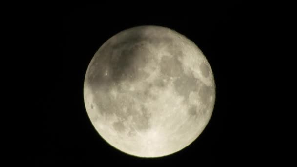 Φεγγάρι στον ουρανό νύχτας συννεφιά. Εσωτερικη βίντεο 4k - Πλάνα, βίντεο